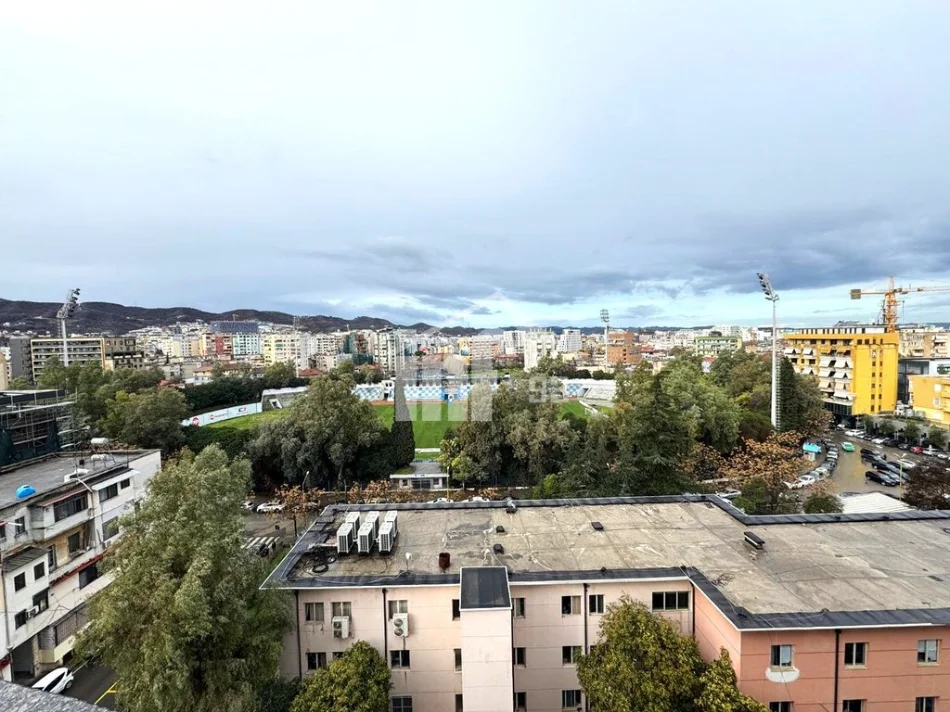 Tirane, jepet me qera apartament 2+1 Kati 8, 140 m² 1.300 € (PRANË STADIUMIT "SELMAN STËRMASI")