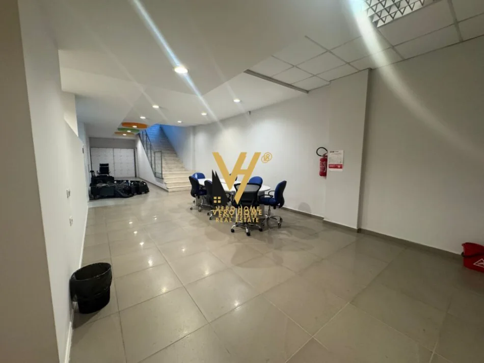 Tirane, jepet me qera ambjent biznesi Kati -1, 1.000 m² 7.000 € (KOMPLEKSI DELIJORGJI, PRANE HILTON)