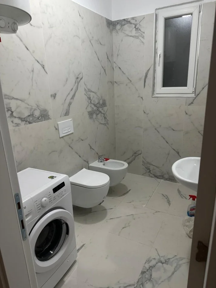 Tirane, jepet me qera apartament 2+1 Kati 2, 100 m² 600 € (5 Maj Concord Center prane Mjeksis)
