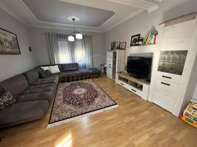 Tirane, jepet me qera shtepi 3 Katshe Kati 0, 402 m² 1.500 Euro (Mezes)