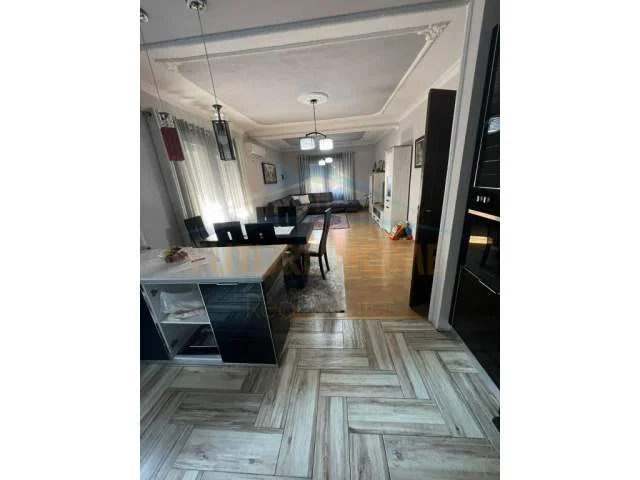 Tirane, jepet me qera shtepi 3 Katshe Kati 0, 402 m² 1.500 Euro (Mezes)