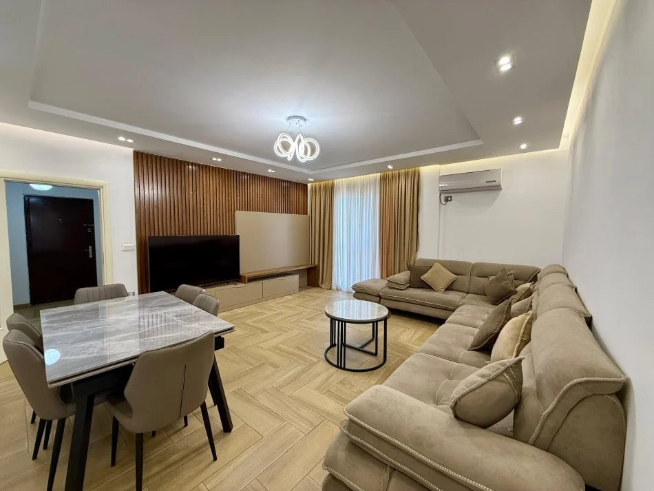 Tirane, jepet me qera apartament 2+1+Aneks+Ballkon Kati 4, 100 m² 800 € (21 dhjetori)