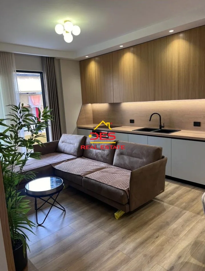 Vlore, jepet me qera apartament 1+1+Ballkon Kati 4, 70 m² 400 € (Rruga Sadik Zotaj)