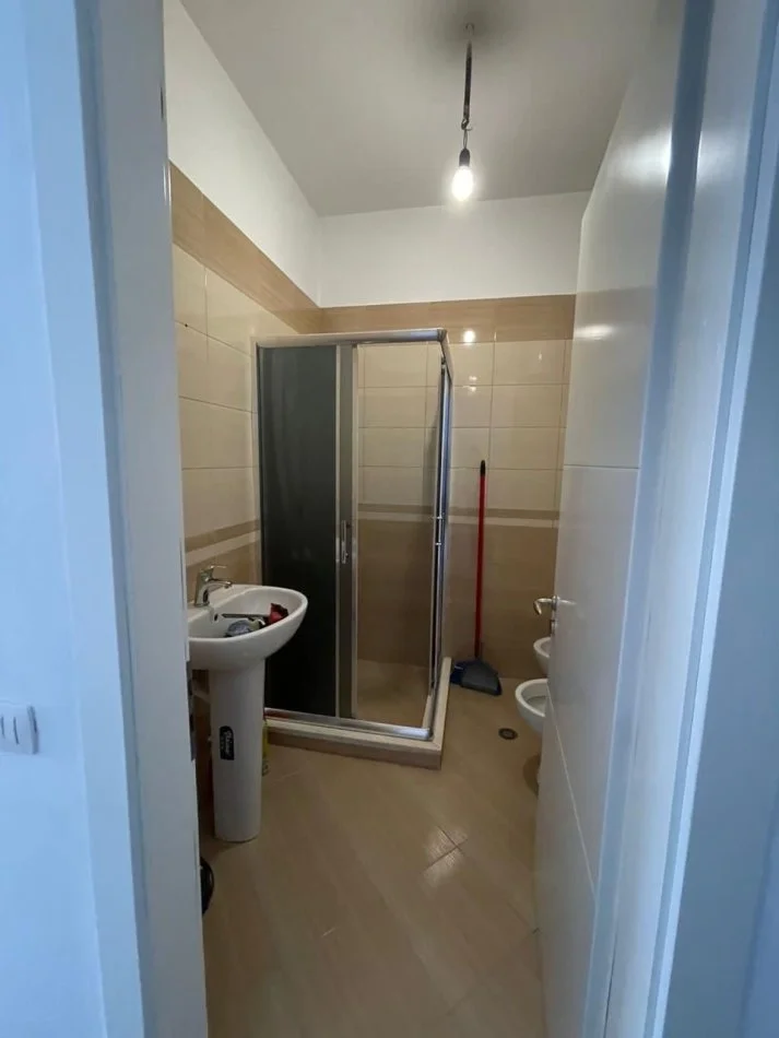 Tirane, jepet me qera apartament 2+1+Ballkon Kati 3, 110 m² 700 € (Kopshti Botanik)