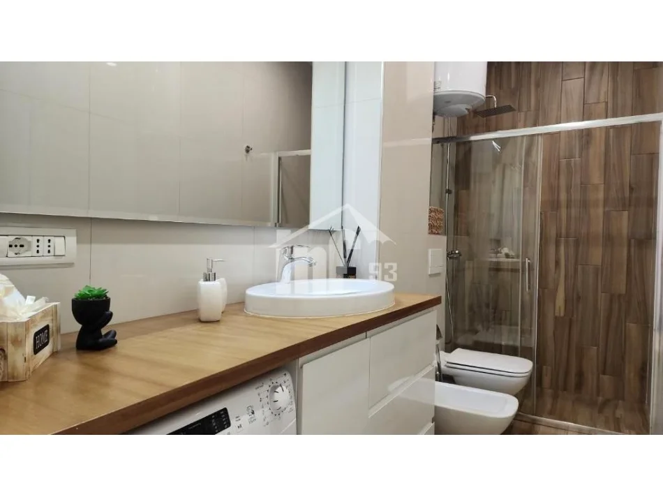 Tirane, jepet me qera apartament 2+1 Kati 3, 95 m² 800 € (RRUGA FREDERIK SHIROKA, 21 DHJETORI)