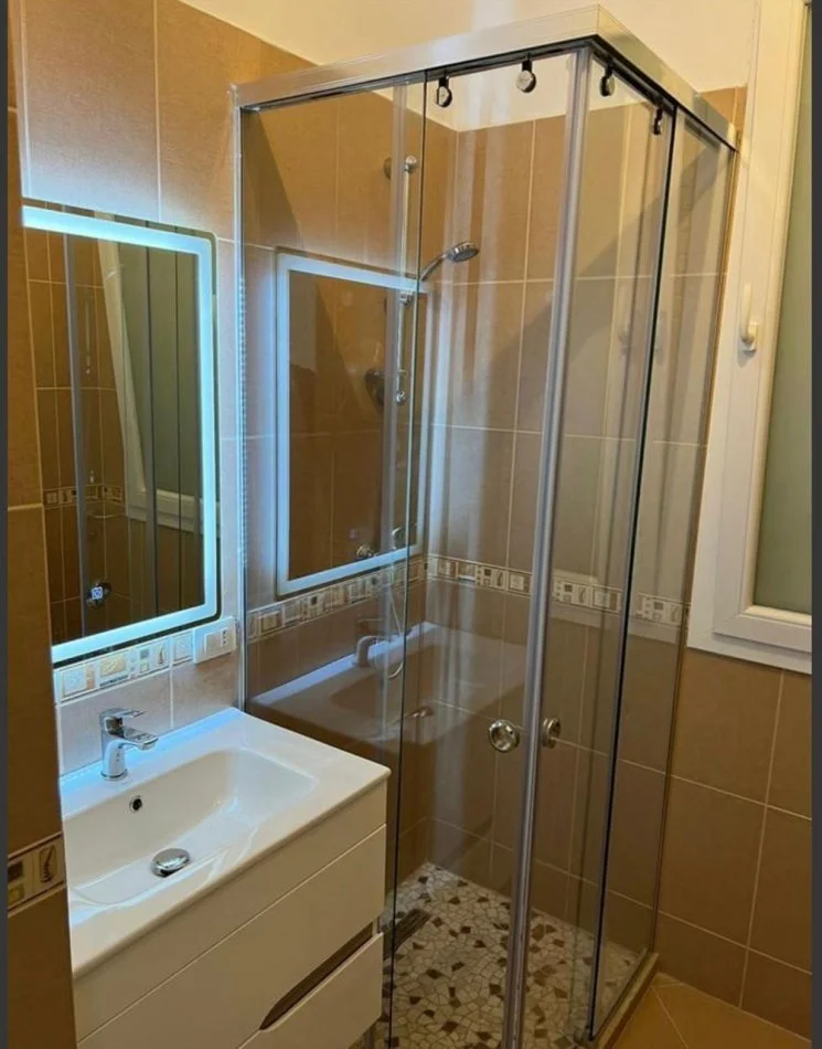 Tirane, jepet me qera apartament 2+1+Ballkon Kati 2, 100 m² 800 € 