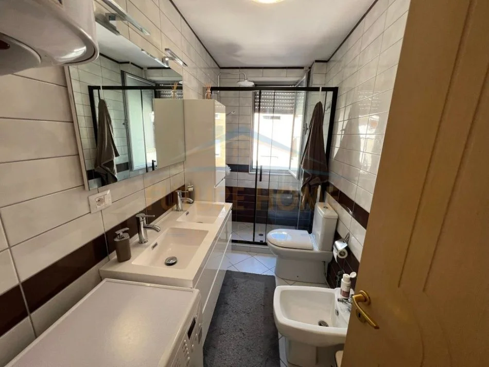 Tirane, jap me qera apartament 2+1 Kati 4, 96 m² 750 € (Liqeni i Thate)