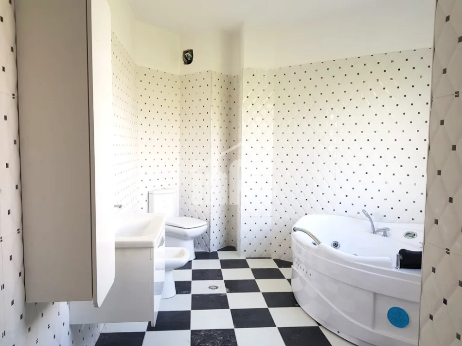 Tirane, shitet apartament 3+1 Kati 2, 211 m² 350.000 € (PRANË PARKUT TË LIQENIT)