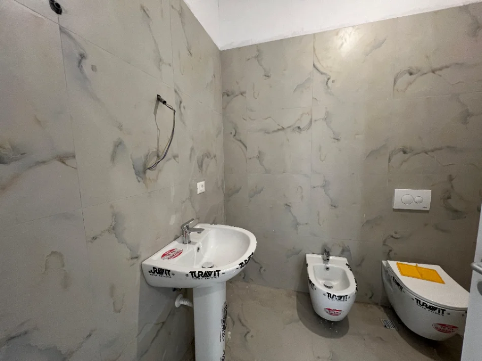 Shitet Apartament 2+1+2 “Laprakë”, Tiranë. 179.800 euro