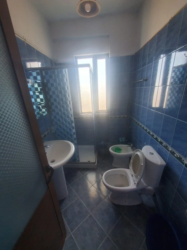 Tirane, jepet me qera apartament 2+1+Ballkon Kati 6, 80 m² 300 € (KOMBINAT)