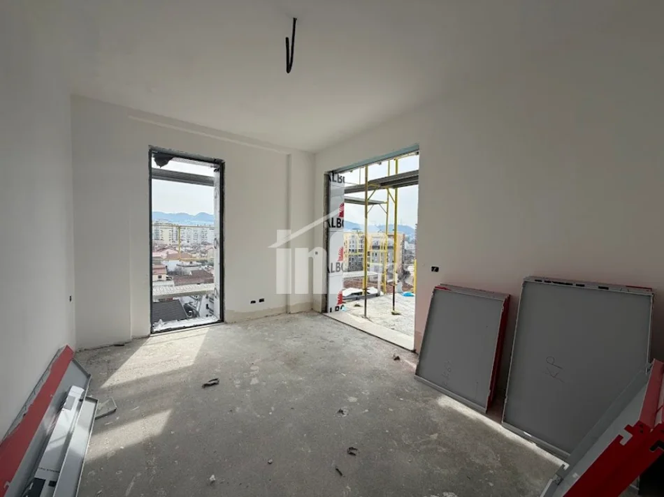 Tirane, shitet apartament 3+1 Kati 7, 176 m² 423.000 € (MBRAPA GLOBE, RRUGA E KAVAJËS)