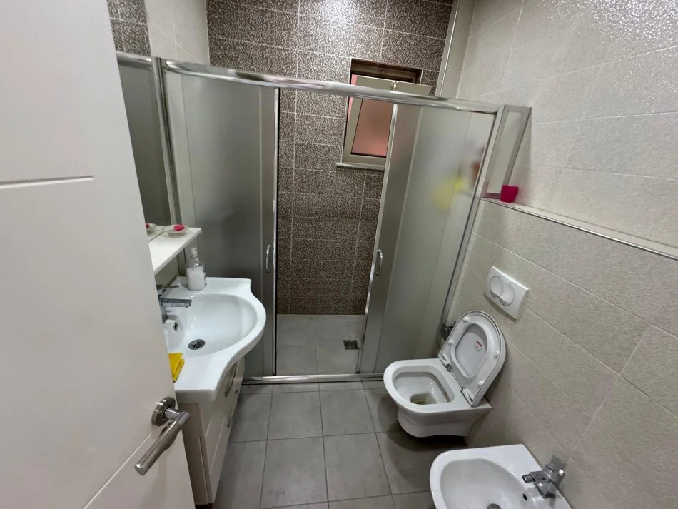 Tirane, jepet me qera ambjent biznesi Kati 1, 120 m² 1.200 € (Rruga e kavajes)