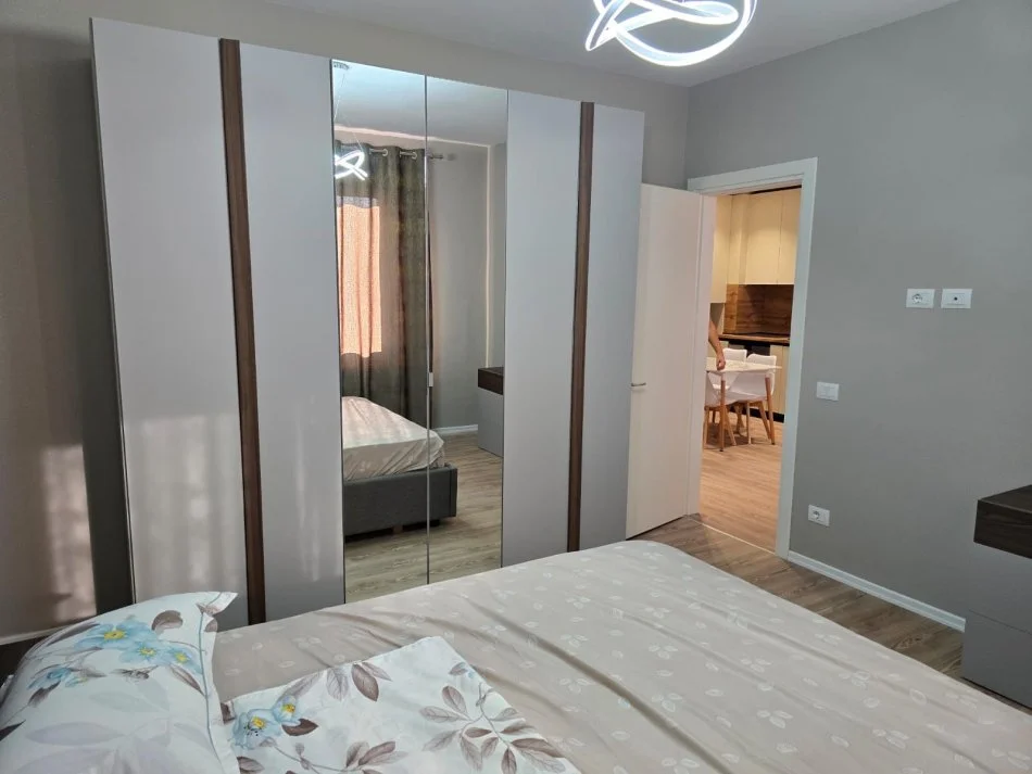 Tirane, jepet me qera apartament 2+1 Kati 5, 89 m² 500 € (Univers city)