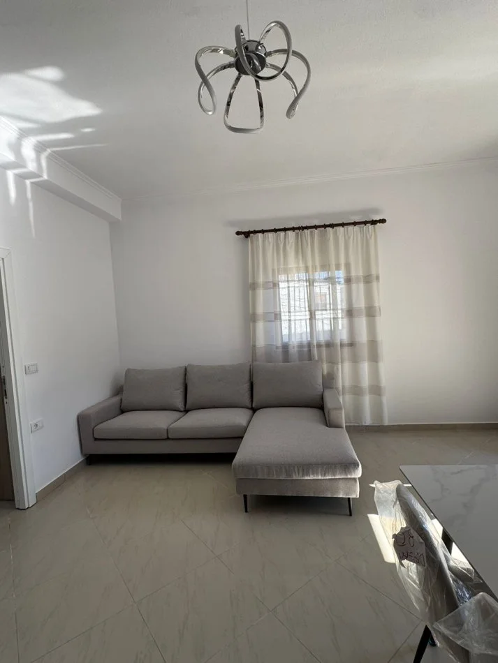 Tirane, jepet me qera shtepi 2+1 Kati 2, 80 m² 450 € (Ne fund te Bulevardit te Ri)