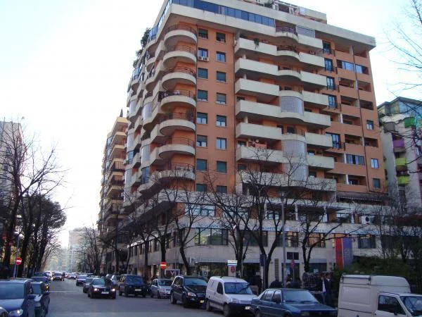 Tirane, jepet me qera dyqan Kati 0, 110 m² 2.500 € (Bllok)