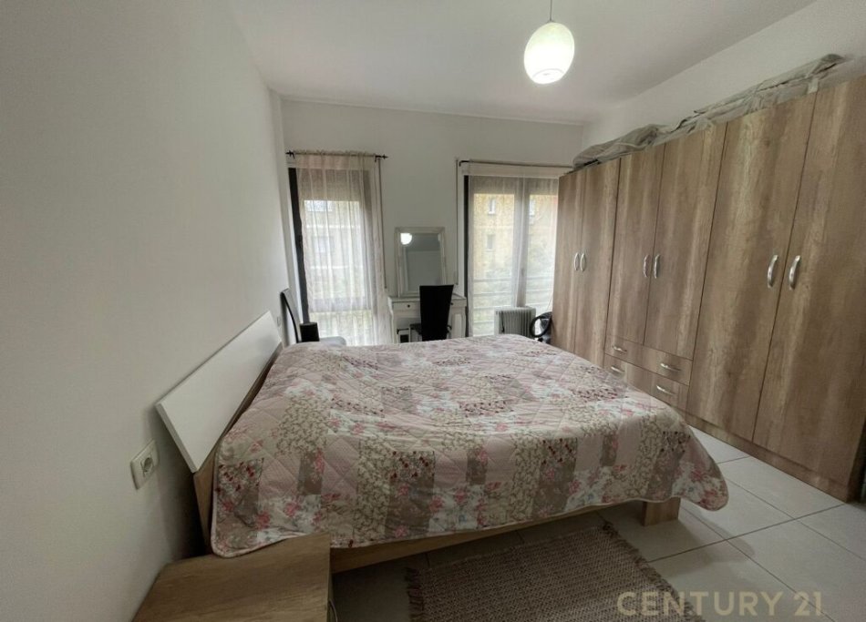 Tirane, jepet me qera apartament 1+1 Kati 2, 56 m² 500 € (Pazari I ri)