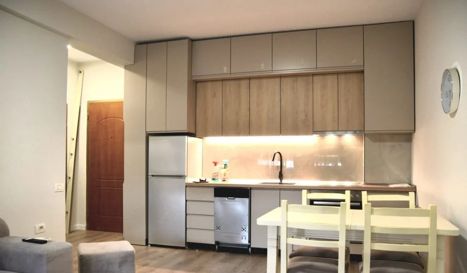Tirane, jepet me qera apartament 1+1+Ballkon Kati 3, 65 m² 600 € 