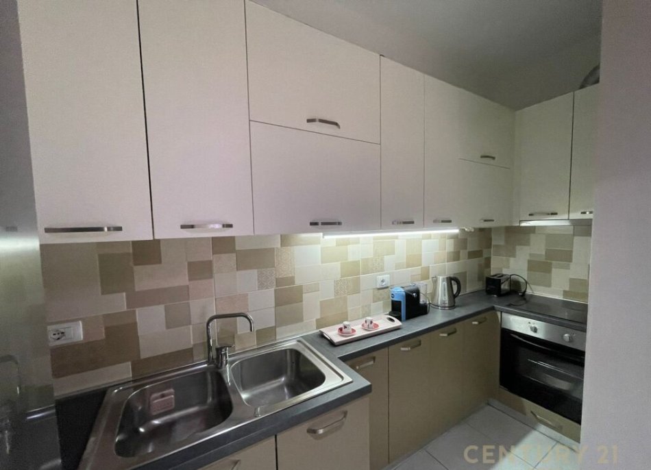 Tirane, jepet me qera apartament 1+1 Kati 2, 56 m² 500 € (Pazari I ri)