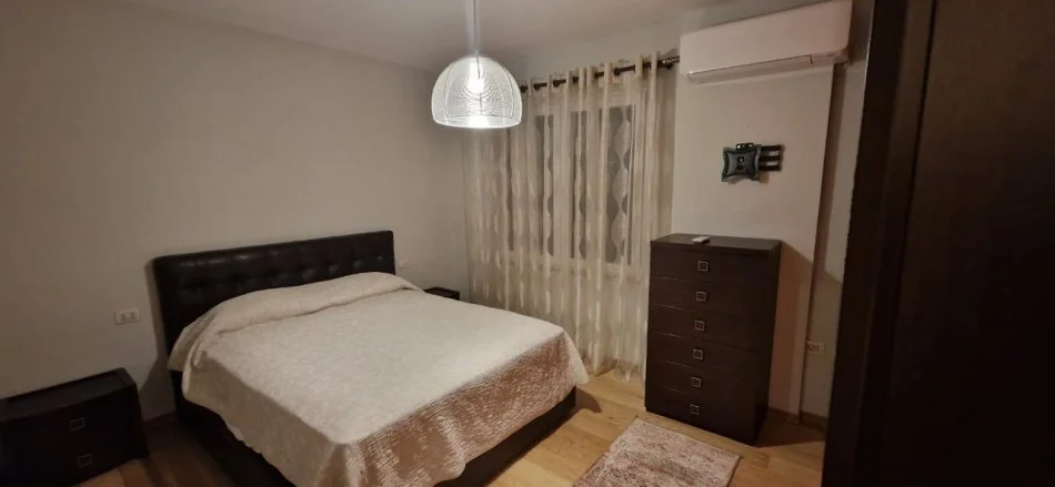 Tirane, jap me qera apartament 2+1+Ballkon Kati 7, 120 m² 850 € (Prane Gjimnazit Ismail Qemali)