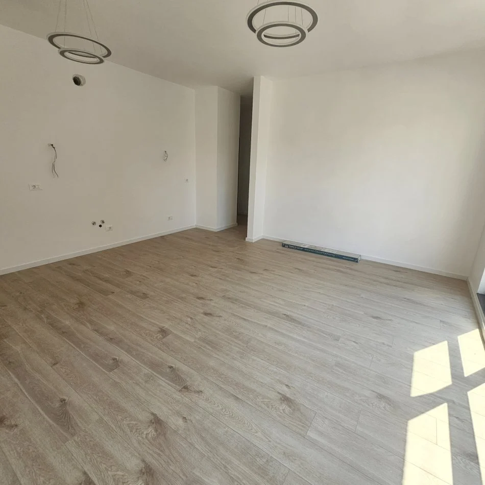Tirane, jepet me qera zyre Kati 3, 64 m² 950 € (Myslym Shyri)