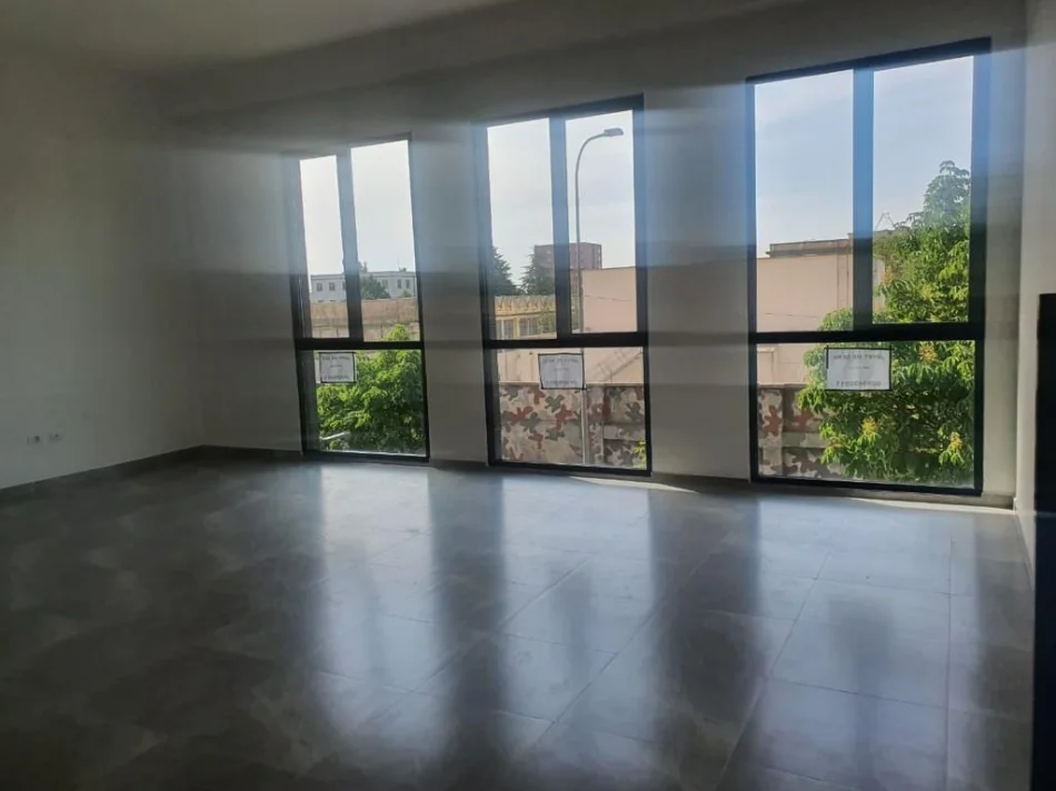 Tirane, shitet ambjent biznesi Kati 1, 59.3 m² 177900 € (Rrugen “Kongresi Manastirit", Kompleksi Zirkon)