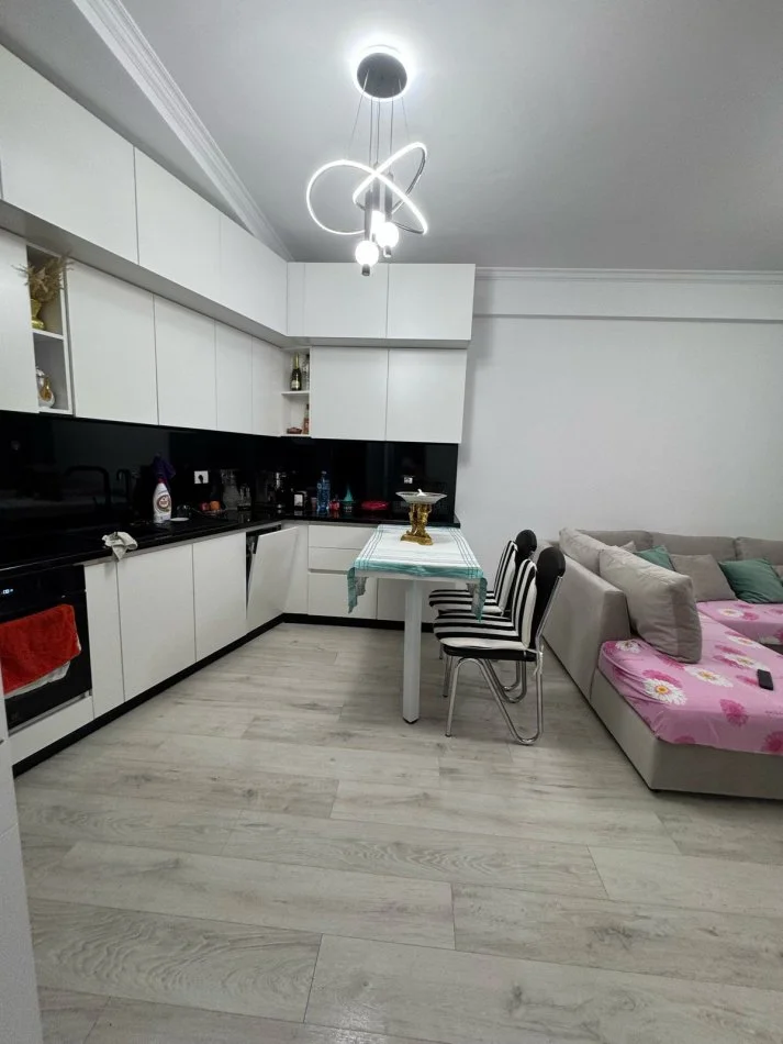 Tirane, jepet me qera apartament 2+1+Ballkon+🅿️ , 550 € (Astir, Urban Gate)