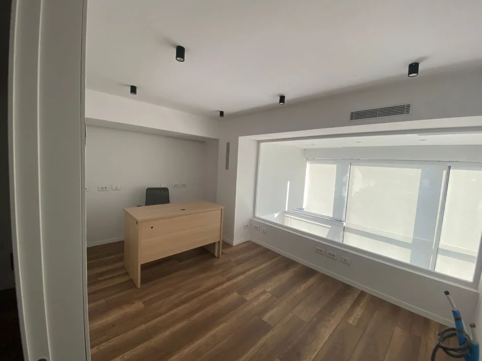 Tirane, jepet me qera zyre Kati 1, 93 m² 1.200 € (Rruga Bedri Karapici)