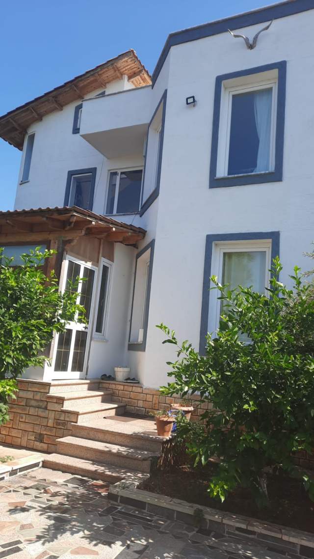 Tirane, jepet me qera Vile 2 Katshe, 220 m² 400 Euro (Babrru)