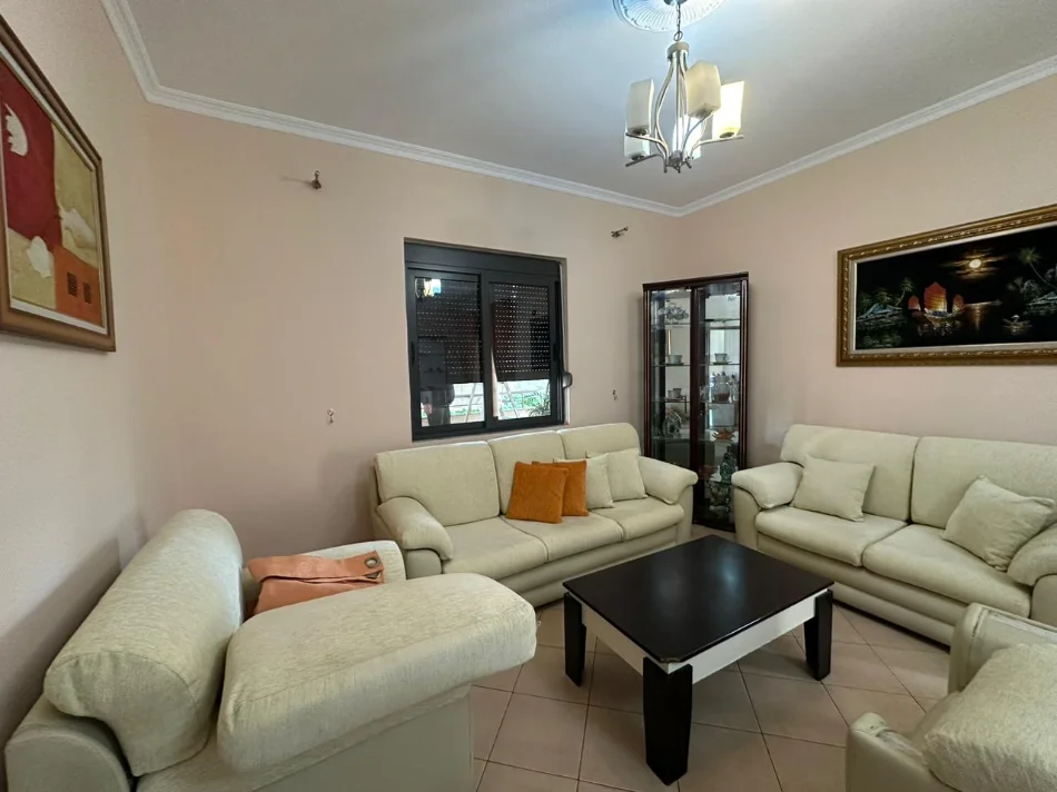 Tirane, jepet me qera apartament 2+1+Aneks+Ballkon Kati 2, 120 m² 500 € (rruga 5 maji)