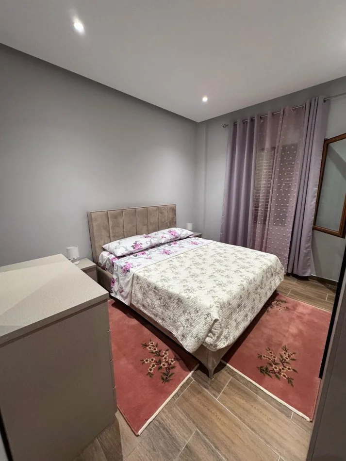 Tirane, jepet me qera shtepi 2+1+Ballkon Kati 2, 90 m² 450 € (rruga 3 Deshmoret)