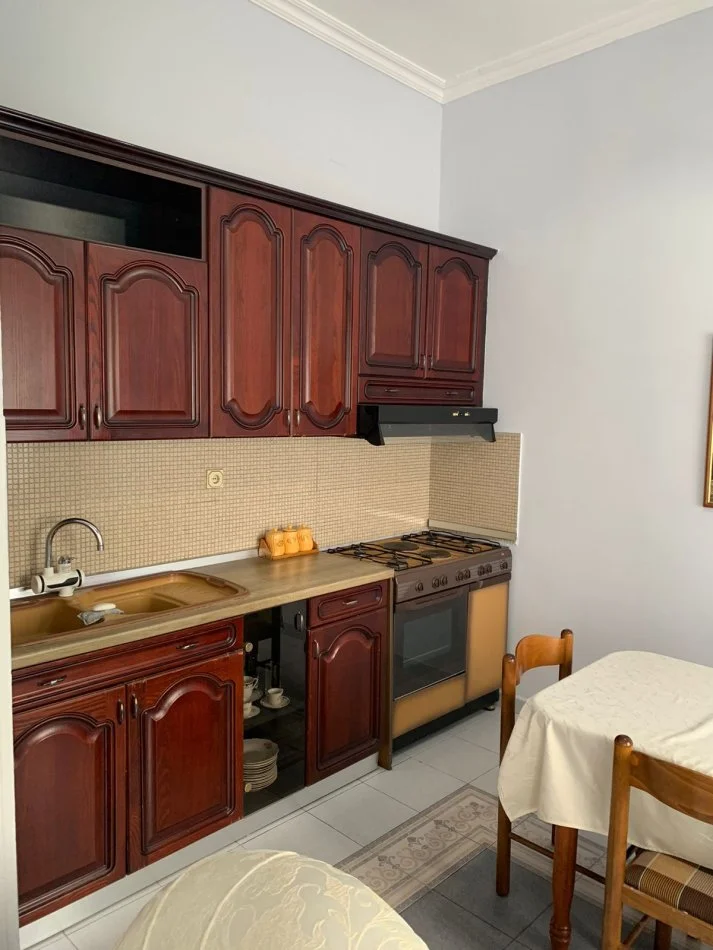 Tirane, jepet me qera apartament 2+1 Kati 3, 80 m² 550 € 