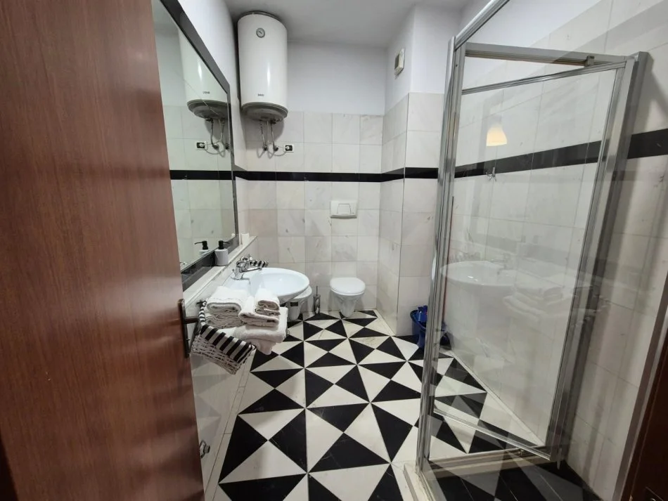 Tirane, jepet me qera apartament 2+1+Ballkon Kati 7, 130 m² 1.300 € (SHESHI WILLSON)