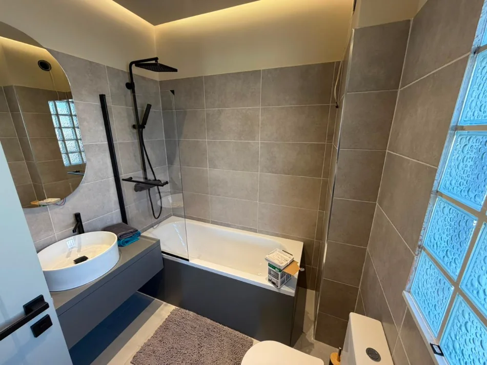 Tirane, jepet me qera apartament 2+1 , 1.300 € 