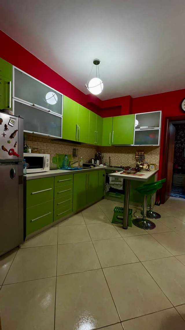 Tirane, jepet me qera apartament 1+1+BLK Kati 2, 60 m² 350 Euro (Fresku)