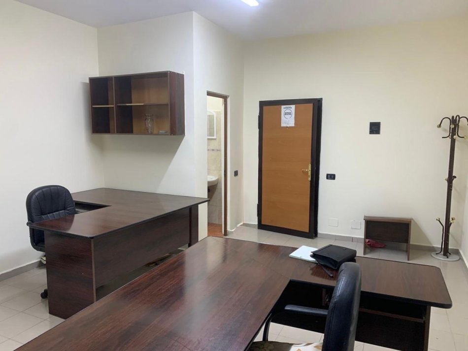 Tirane, jepet me qera ambjent biznesi Kati 1, 30 m² 450 € (Ish ekspozita)