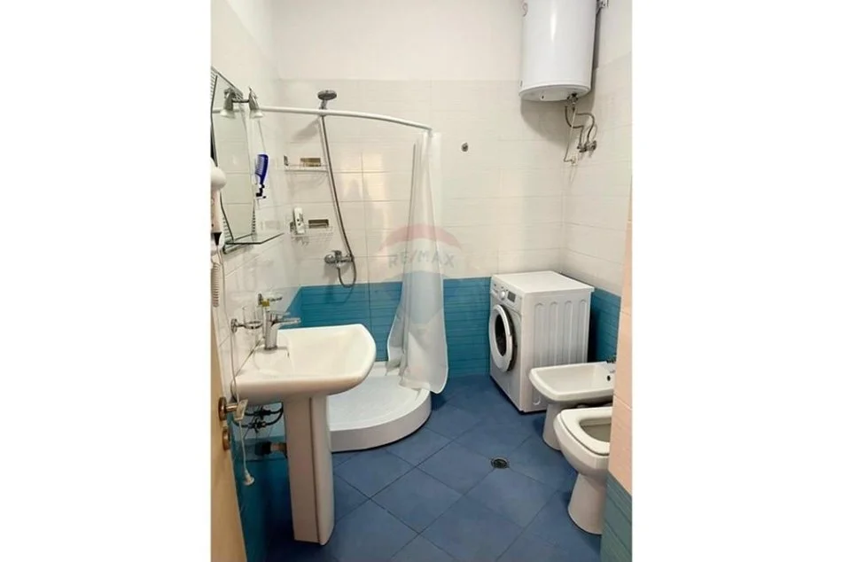 Tirane, jepet me qera apartament 1+1+Ballkon Kati 4, 61 m² 550 € (Ali Demi Ish Tregu Elektrik)