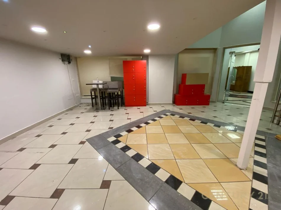 Tirane, shes ambjent biznesi Kati 1, 55 m² 120.000 € (Rruga e Barrikadave)