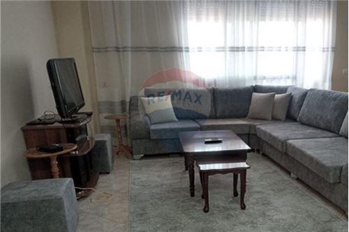 Tirane, jepet me qera apartament 2+1+BLK Kati 4, 94 m² 550 Euro
