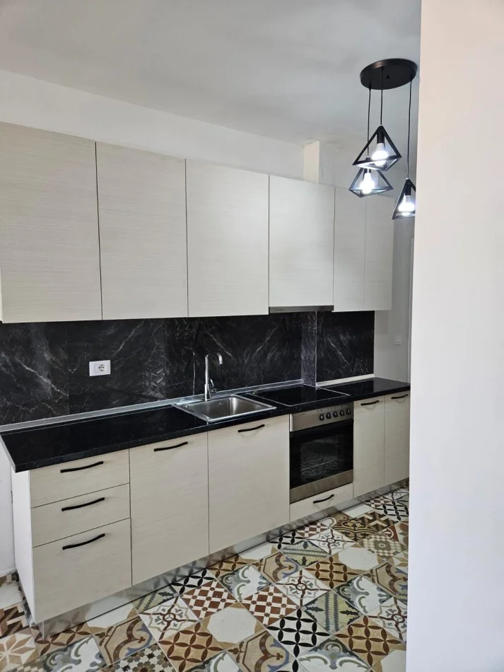 Tirane, jepet me qera apartament 1+1 Kati 11, 70 m² 450 € (Yzberisht)