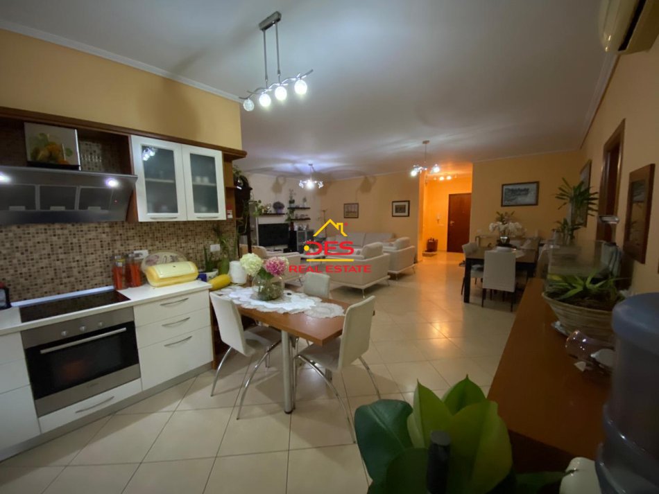 Vlore, jepet me qera apartament 3+1+Ballkon Kati 7, 153 m² 600 € (Rruga Sadik Zotaj)