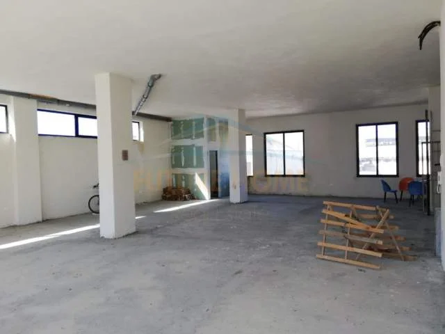 Durres, jepet me qera ambjent biznesi Kati 2, 400 m² 2.400 Euro (Shkozet)