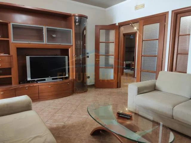 Durres, jepet me qera apartament 3+1+A+BLK Kati 4, 150 m² 500 Euro (Poliklinika)