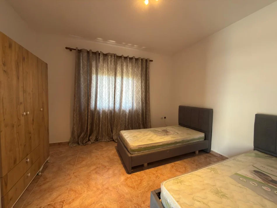 Tirane, jepet me qera apartament 2+1+Ballkon Kati 2, 144 m² 500 € (Rruga 5 Maji)