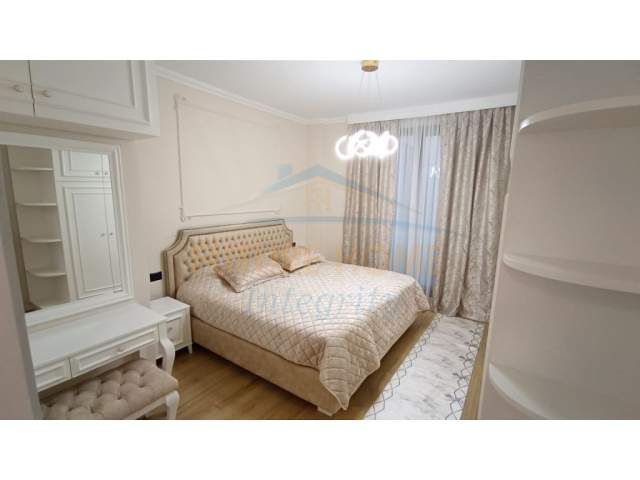 Tirane, jepet me qera apartament 3+1+BLK Kati 2, 146 m² 1.700 Euro (rruga e vilave)