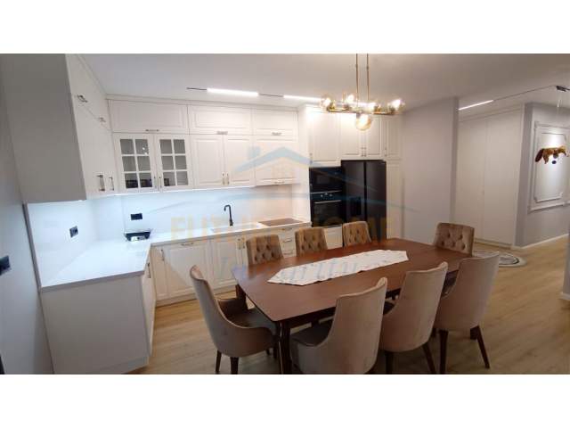Tirane, jepet me qera apartament 3+1+BLK Kati 2, 146 m² 1.700 Euro (rruga e vilave)