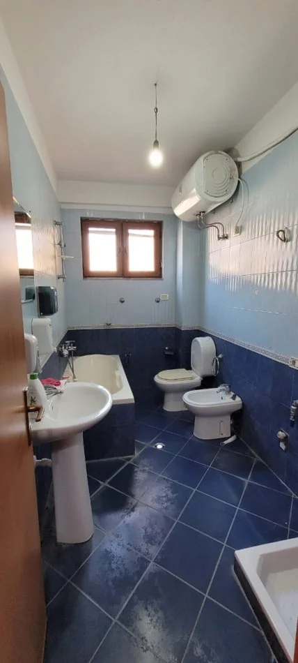 Tirane, jepet me qera apartament 2+1 Kati 4, 90 m² 470 € (QENDER)