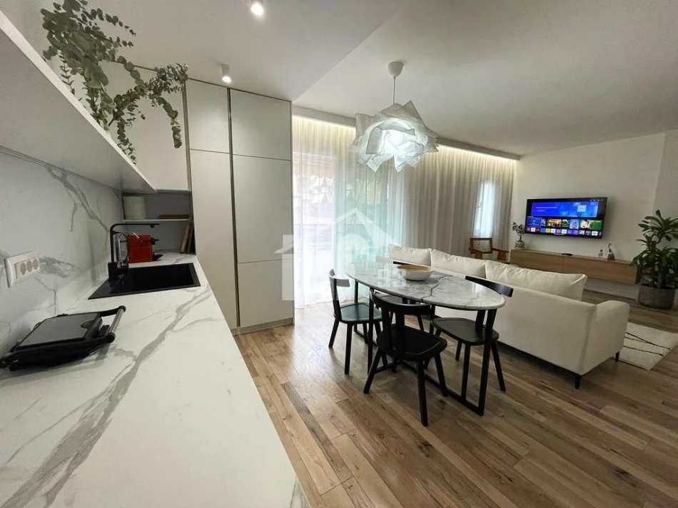 Tirane, jepet me qera apartament 2+1 Kati 4, 80 m² 1.000 € (TEK “MYSLYM SHYRI”)