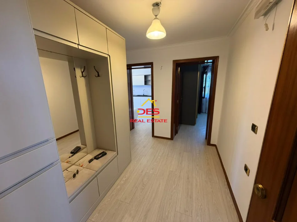 Vlore, jepet me qera apartament 1+1+Ballkon Kati 5, 70 m² 330 € (Rruga Rakip Malile)