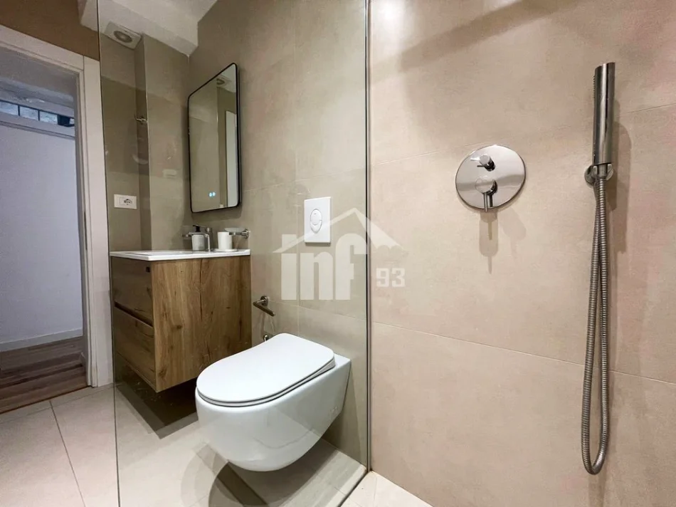 Tirane, jepet me qera apartament 2+1 Kati 4, 80 m² 1.000 € (TEK “MYSLYM SHYRI”)