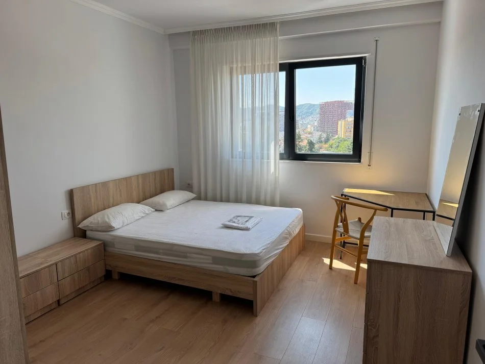 Tirane, jepet me qera apartament 2+1 Kati 7, 157 m² 1.300 € (Rruga e Durresit)